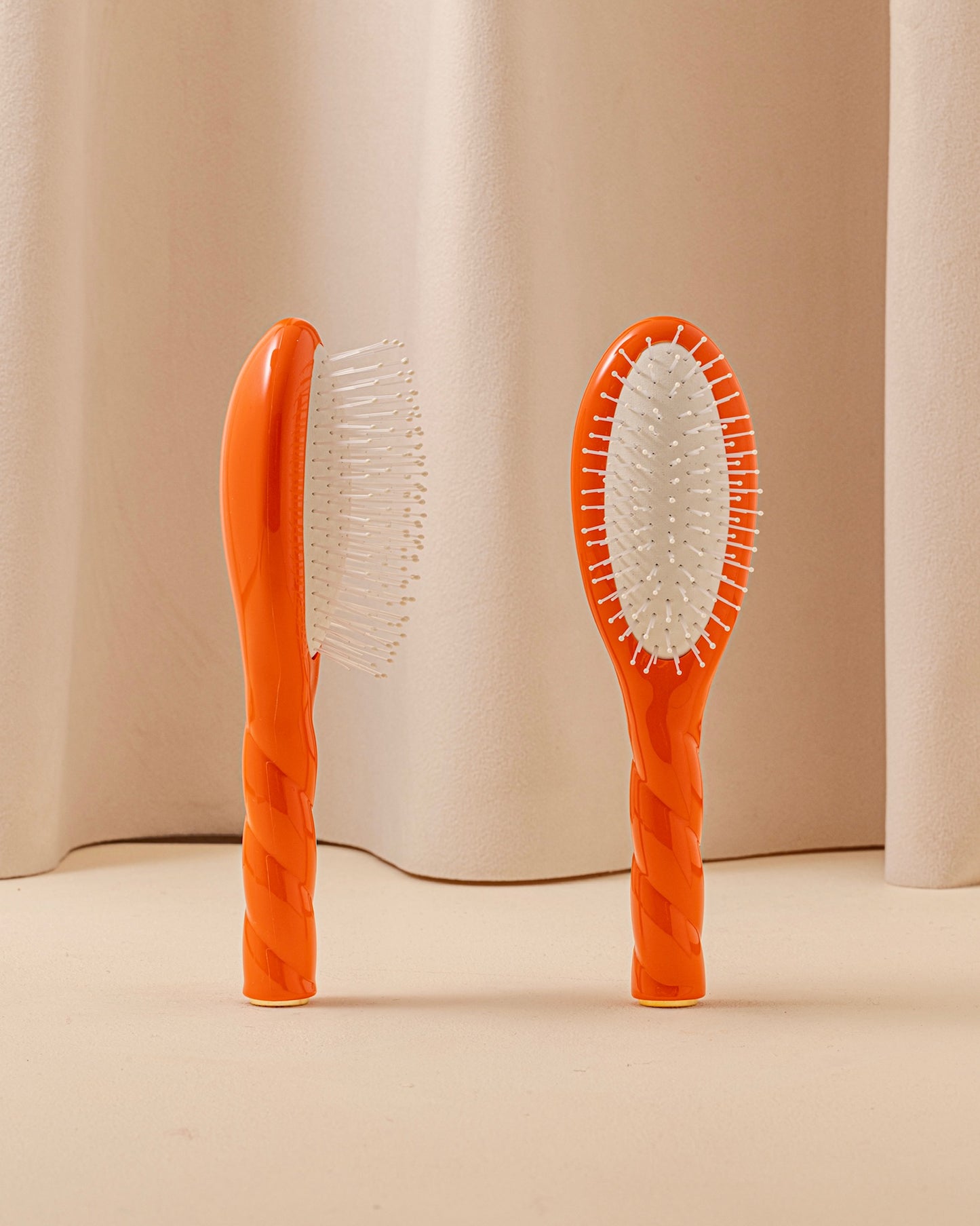 Protective Duo: The Small Hairbrush N.04 & the Protective Sun Oil